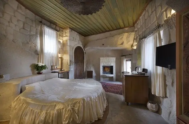 Deluxe Cave Suite
