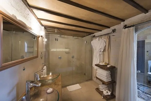 King Cave Suite