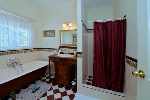 Standard Oda, Sigara İçilmez, Balkon (Tree Tops Queen #4)
