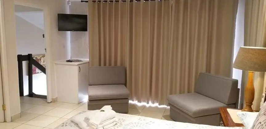 Süit (Upstairs Suite 4)