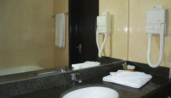 Business Tek Büyük Yataklı Oda