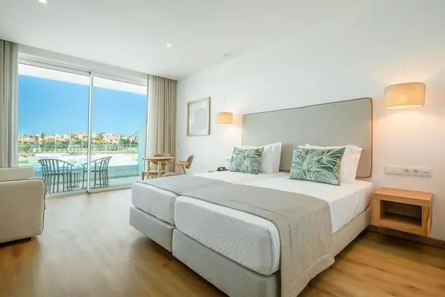 İki Ayrı Yataklı Oda, Balkon, Havuz Manzaralı