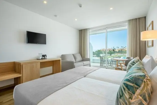 İki Ayrı Yataklı Oda, Balkon, Havuz Manzaralı