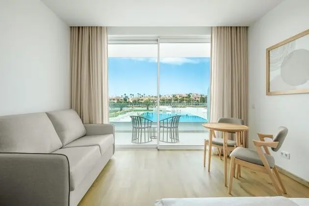 İki Ayrı Yataklı Oda, Balkon, Havuz Manzaralı