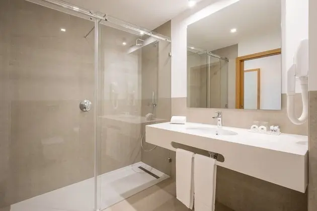 İki Ayrı Yataklı Oda, Balkon, Havuz Manzaralı