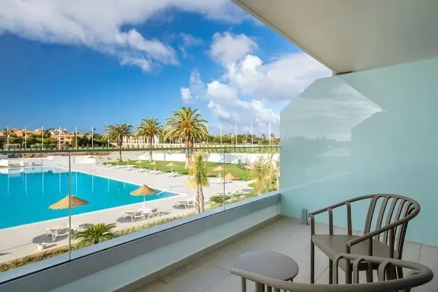 İki Ayrı Yataklı Oda, Balkon, Havuz Manzaralı