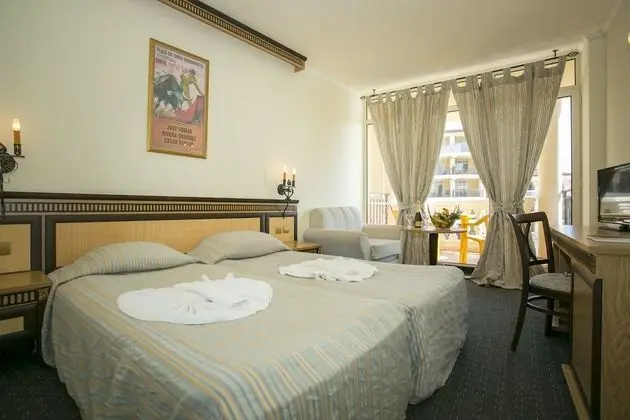 Tek Büyük Yataklı Oda, Balkon, Kısmi Deniz Manzaralı