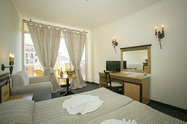 Tek Büyük Yataklı Oda, Balkon, Kısmi Deniz Manzaralı