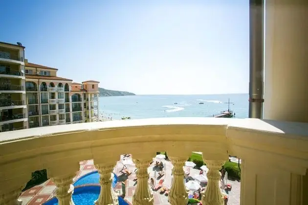Tek Büyük Yataklı Oda, Balkon, Kısmi Deniz Manzaralı