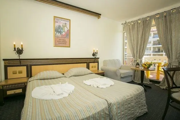 Tek Büyük Yataklı Oda, Balkon, Kısmi Deniz Manzaralı