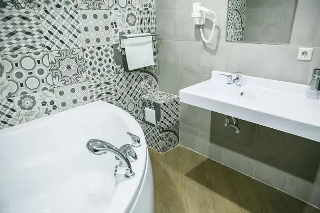 Deluxe Tek Büyük Yataklı Oda (With Bath)