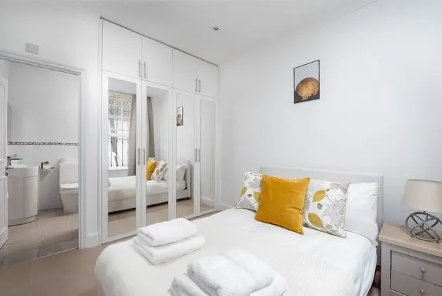 Two Bedroom Apartment with Roof Terrace