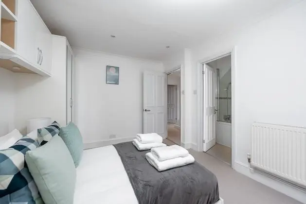 Two Bedroom Apartment with Roof Terrace
