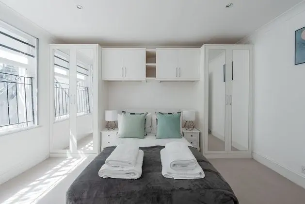 Two Bedroom Apartment with Roof Terrace