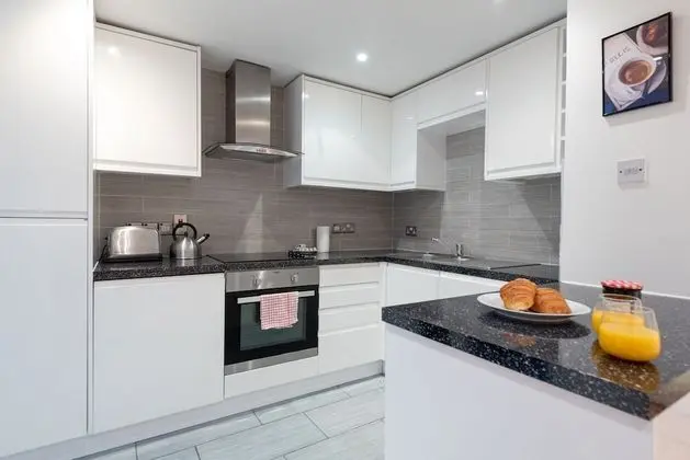 Two Bedroom Apartment with Roof Terrace