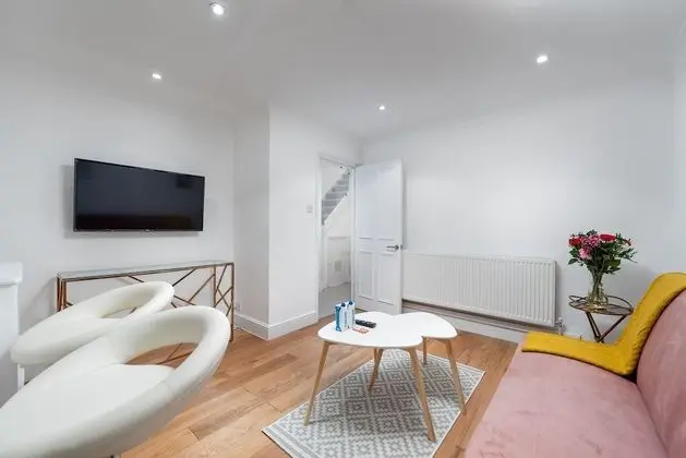 Two Bedroom Apartment with Roof Terrace