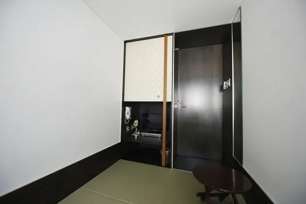 Tek Kişilik Oda, Sigara İçilmez, Ortak Banyo
