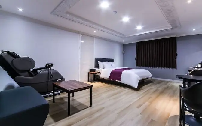 Oda (Premium-massage chair (available for )