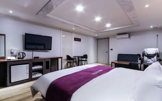 Oda (Premium-massage chair (available for )