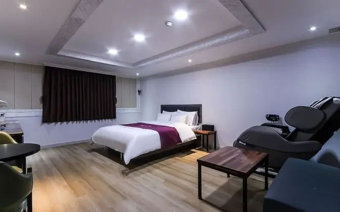 Oda (Premium-massage chair (available for )