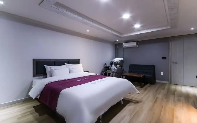 Oda (Premium-massage chair (available for )