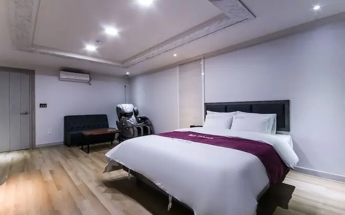 Oda (Premium-massage chair (available for )