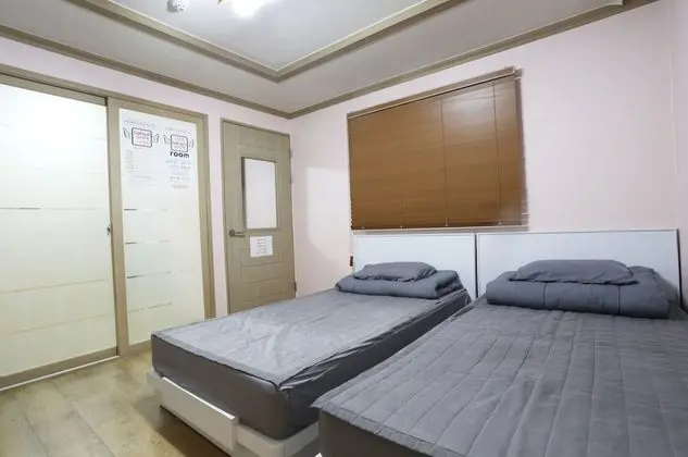 İki Ayrı Yataklı Oda, 2 Tek Kişilik Yatak, Küçük Mutfak