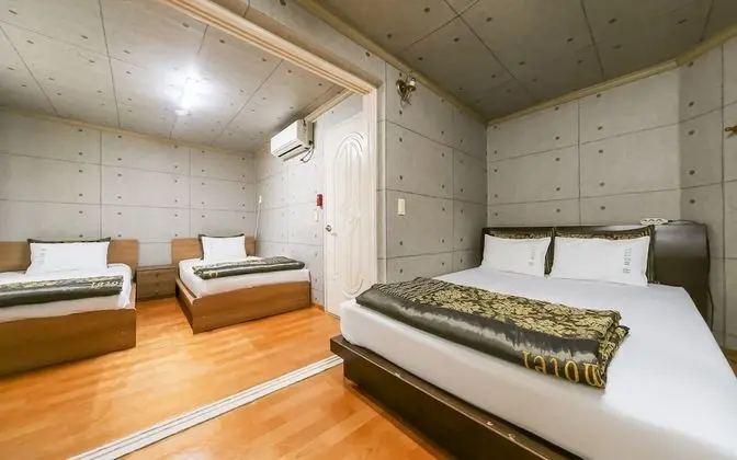 Oda (Family Room (Queen+single/Business PC)