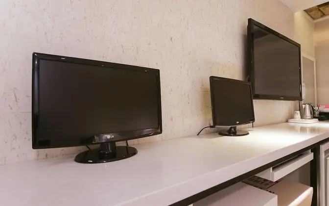 Oda (Deluxe-Couple PC (Netflix viewing ava)