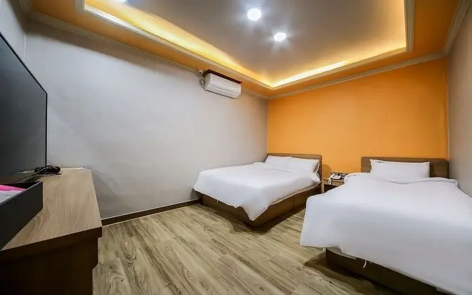 Oda (Twin Room (Double Bed + Single Bed))