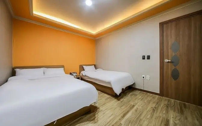 Oda (Twin Room (Double Bed + Single Bed))