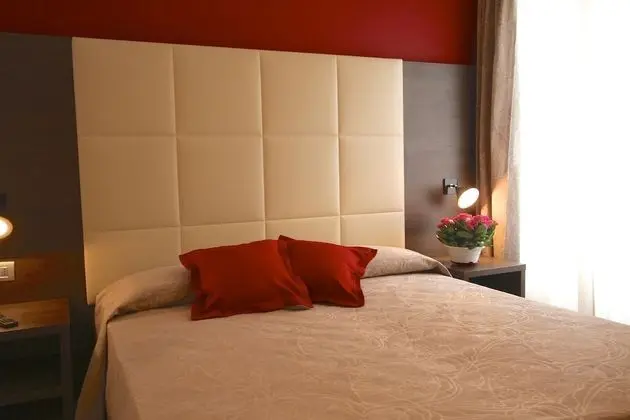 Tek Büyük veya İki Ayrı Yataklı Oda (with extra bed)