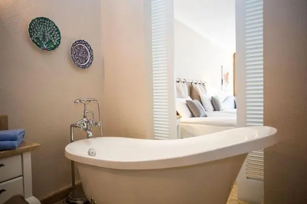 https://images.odamax.com/img/1024x768/odamax/image/upload/Andriake_Beach_Club_Hotel_202604280759307_BATHROOM_5483_Kopya_2_.jpg