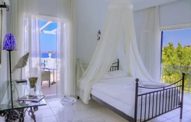 Tek Büyük veya İki Ayrı Yataklı Oda, Deniz Manzaralı
