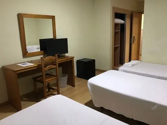 Üç Kişilik Oda