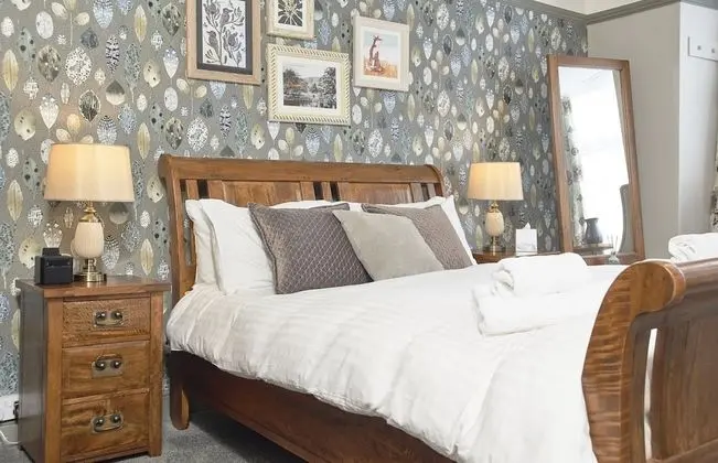 Oda, 1 En Büyük (King) Boy Yatak (Feature)