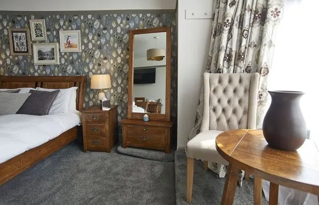 Oda, 1 En Büyük (King) Boy Yatak (Feature)