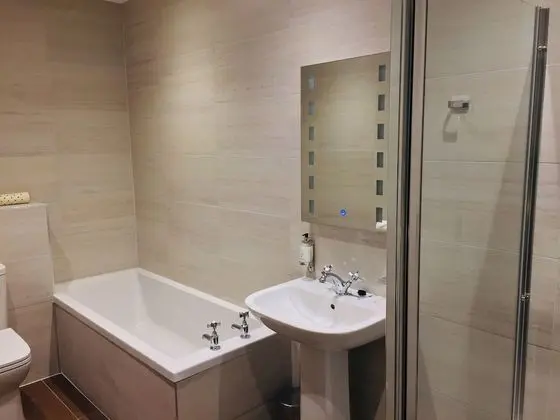 Oda, 1 En Büyük (King) Boy Yatak (Feature)