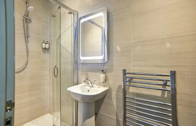 Oda, 1 En Büyük (King) Boy Yatak (Feature)