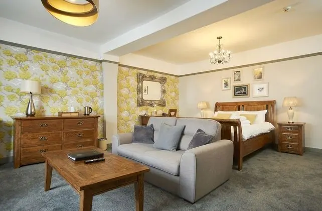 Süit, 1 En Büyük (King) Boy Yatak (Feature)