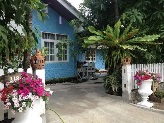 5 Bedrooms House