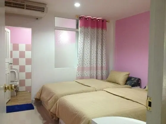5 Bedrooms House