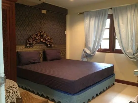 5 Bedrooms House