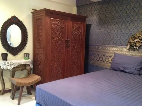 5 Bedrooms House