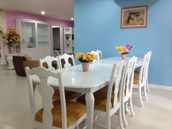5 Bedrooms House
