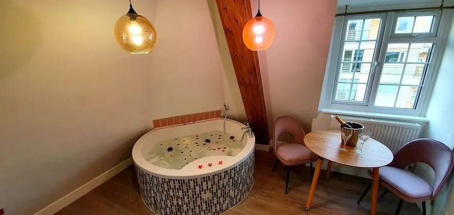 Deluxe Süit, Sıcak Su Havuzu, Şehir Manzaralı (2nd Floor)