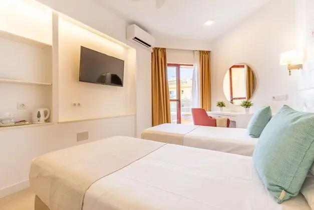 Tek Büyük veya İki Ayrı Yataklı Oda, Teras