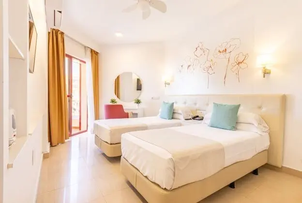 Tek Büyük veya İki Ayrı Yataklı Oda, Teras, Kısmi Deniz Manzaralı