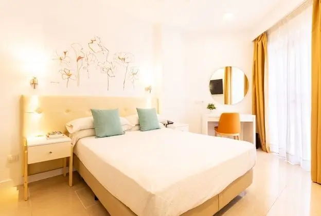 Tek Büyük veya İki Ayrı Yataklı Oda, Teras, Kısmi Deniz Manzaralı