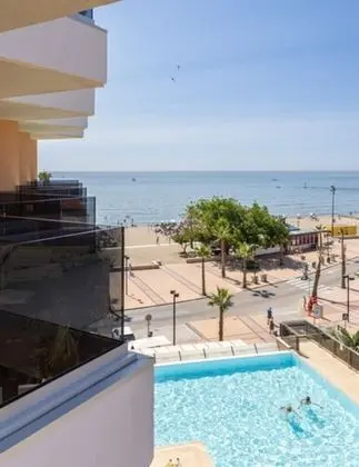 Tek Büyük veya İki Ayrı Yataklı Oda, Teras, Kısmi Deniz Manzaralı